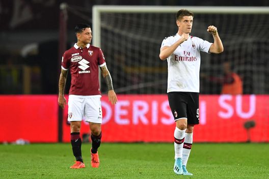 TURIN, ITALY - SEPTEMBER 26: Krzysztof Piatek of AC Milan celebrates after scoring the opening goal from the penalty spot during the Serie A match between Torino FC and AC Milan at Stadio Olimpico di Torino on September 26, 2019 in Turin, Italy. (Photo by Valerio Pennicino/Getty Images) TURIN, ITALY - SEPTEMBER 26: Krzysztof Piatek of AC Milan celebrates after scoring the opening goal from the penalty spot during the Serie A match between Torino FC and AC Milan at Stadio Olimpico di Torino on September 26, 2019 in Turin, Italy. (Photo by Valerio Pennicino/Getty Images)