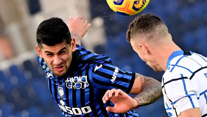 Atalanta's Argentine defender Cristian Romero (L) jumps for the ball with Inter Milan's Croatian midfielder Ivan Perisic during the Italian Serie A football match between Atalanta and Inter Milan at the Atleti Azzurri d'Italia stadium in Bergamo, on November 8, 2020. (Photo by Miguel Medina / AFP) (Photo by MIGUEL MEDINA/AFP via Getty Images) Romero e il voto crollato: un punto pieno di differenza, ieri è diventato un “incubo” - immagine 1