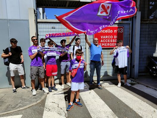 FOTO VN – Jovic in arrivo a Firenze, un gruppetto di tifosi pronto ad accoglierlo FOTO VN – Jovic in arrivo a Firenze, un gruppetto di tifosi pronto ad accoglierlo - immagine 1