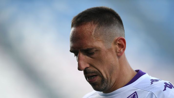REGGIO NELL'EMILIA, ITALY - APRIL 17: Franck Ribery of ACF Fiorentina looks on during the Serie A match between US Sassuolo and ACF Fiorentina at Mapei Stadium - Città del Tricolore on April 17, 2021 in Reggio nell'Emilia, Italy. Sporting stadiums around Italy remain under strict restrictions due to the Coronavirus Pandemic as Government social distancing laws prohibit fans inside venues resulting in games being played behind closed doors. (Photo by Alessandro Sabattini/Getty Images) REGGIO NELL'EMILIA, ITALY - APRIL 17: Franck Ribery of ACF Fiorentina looks on during the Serie A match between US Sassuolo and ACF Fiorentina at Mapei Stadium - Città del Tricolore on April 17, 2021 in Reggio nell'Emilia, Italy. Sporting stadiums around Italy remain under strict restrictions due to the Coronavirus Pandemic as Government social distancing laws prohibit fans inside venues resulting in games being played behind closed doors. (Photo by Alessandro Sabattini/Getty Images)