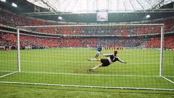 21 anni fa il cucchiaio di Totti che stese l’Olanda e Van der Sar (VIDEO)