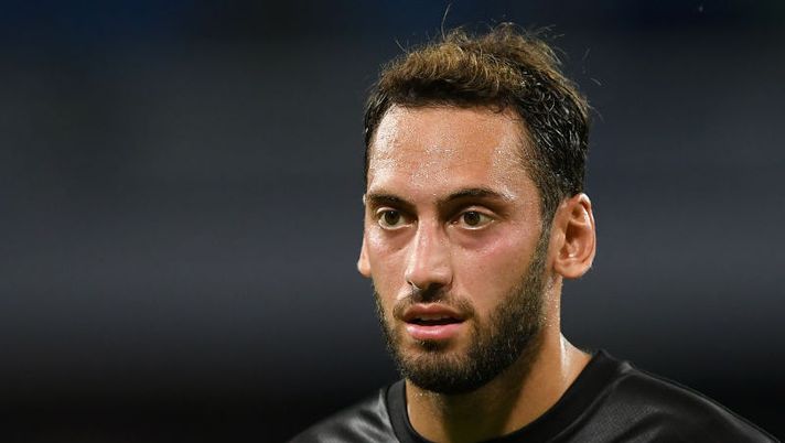 NAPLES, ITALY - JULY 12: Hakan Calhanoglu of AC Milan during the Serie A match between SSC Napoli and AC Milan at Stadio San Paolo on July 12, 2020 in Naples, Italy. (Photo by Francesco Pecoraro/Getty Images) Sky: “Cosa filtra sull’infortunio di Calhanoglu: dovrebbe saltare Milan-Torino” - immagine 1