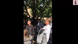 VIDEO / Coppola e completo scuro, Beckham tra la gente per omaggiare la regina Elisabetta