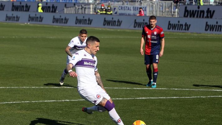 CAGLIARI, ITALY - JANUARY 23: Cristiano Biraghi of Fiorentina scores the penalty during the Serie A match between Cagliari Calcio and ACF Fiorentina at Sardegna Arena on January 23, 2022 in Cagliari, Italy. (Photo by Enrico Locci/Getty Images) Biraghi: “Dispiace per il rigore sbagliato, se giocavamo come il Real Madrid…” - immagine 1