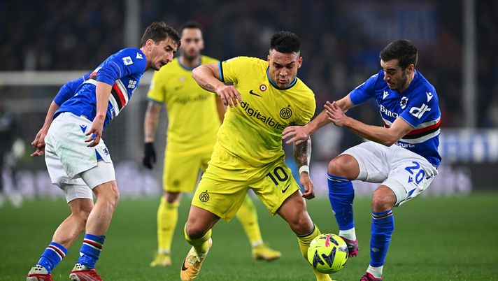 GENOA, ITALY - FEBRUARY 13: Lautaro Martinez of FC Internazionale in action during the Serie A match between UC Sampdoria and FC Internazionale at Stadio Luigi Ferraris on February 13, 2023 in Genoa, Italy. (Photo by Mattia Ozbot - Inter/Inter via Getty Images) Samp-Inter, pagelle TS: 4.5 a Lautaro, Barella sembra quello di inizio stagione - immagine 1
