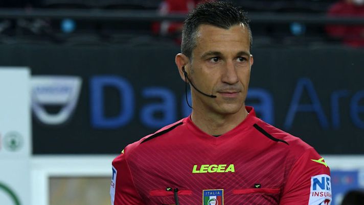 UDINE, ITALY - APRIL 10: Referee, Daniele Doveri picks up the match ball ahead of the Serie A match between Udinese Calcio and Torino FC at Dacia Arena on April 10, 2021 in Udine, Italy. Sporting stadiums around Italy remain under strict restrictions due to the Coronavirus Pandemic as Government social distancing laws prohibit fans inside venues resulting in games being played behind closed doors. (Photo by Alessandro Sabattini/Getty Images) UDINE, ITALY - APRIL 10: Referee, Daniele Doveri picks up the match ball ahead of the Serie A match between Udinese Calcio and Torino FC at Dacia Arena on April 10, 2021 in Udine, Italy. Sporting stadiums around Italy remain under strict restrictions due to the Coronavirus Pandemic as Government social distancing laws prohibit fans inside venues resulting in games being played behind closed doors. (Photo by Alessandro Sabattini/Getty Images)