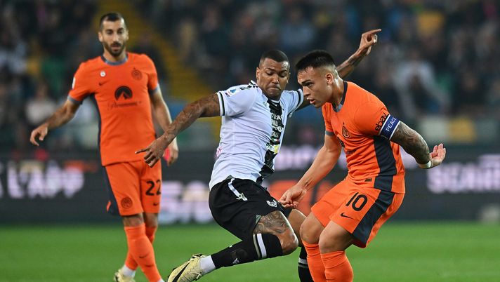 UDINE, ITALY - APRIL 08: Lautaro Martinez of FC Internazionale is challenged by Walace of Udinese Calcio during the Serie A TIM match between Udinese Calcio and FC Internazionale at Dacia Arena on April 08, 2024 in Udine, Italy. (Photo by Alessandro Sabattini/Getty Images) Udinese-Inter / Il top ed il flop del match: ecco chi sale e chi scende - immagine 1