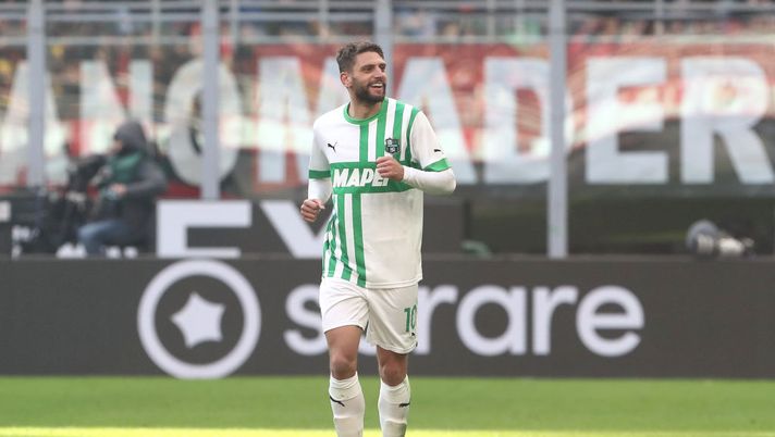 MILAN, ITALY - JANUARY 29: Domenico Berardi of US Sassuolo celebrates after scoring the team's third goal during the Serie A match between AC MIlan and US Sassuolo at Stadio Giuseppe Meazza on January 29, 2023 in Milan, Italy. (Photo by Marco Luzzani/Getty Images) Voti fantacalcio: Berardi, voto clamoroso! Bocciatura totale per Theo, che Frattesi - immagine 1