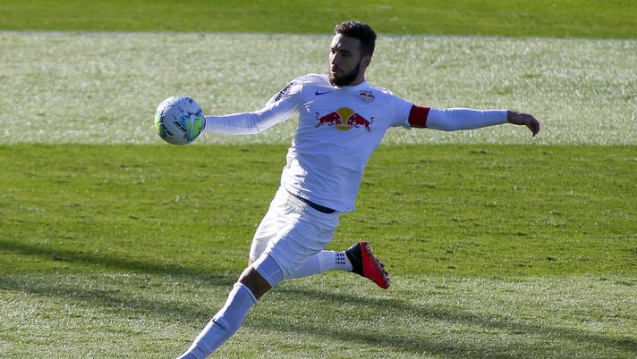 BRAGANCA PAULISTA, BRAZIL - AUGUST 23: Leo Ortiz of Red Bull Bragantino control the ball during a match between Red Bull Bragantino and Coritiba as part of Brasileirao Series A 2020 at Nabi Abi Chedid stadium on August 23, 2020 in Braganca Paulista, Sao Paulo, Brazil. (Photo by Miguel Schincariol/Getty Images) Ortiz per la nuova difesa viola? Piace anche in Premier e in Portogallo - immagine 1