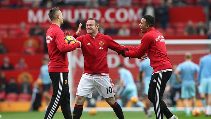 MANCHESTER, ENGLAND - OCTOBER 29: Wayne Rooney of Manchester United (C) shares a smile with his Morgan Schneiderlin of Manchester United (L) and Memphis Depay of Manchester United (R) during the warm up prior to kick off during the Premier League match between Manchester United and Burnley at Old Trafford on October 29, 2016 in Manchester, England. (Photo by Mark Robinson/Getty Images) MANCHESTER, ENGLAND - OCTOBER 29: Wayne Rooney of Manchester United (C) shares a smile with his Morgan Schneiderlin of Manchester United (L) and Memphis Depay of Manchester United (R) during the warm up prior to kick off during the Premier League match between Manchester United and Burnley at Old Trafford on October 29, 2016 in Manchester, England. (Photo by Mark Robinson/Getty Images)