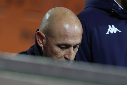 FLORENCE, ITALY - JANUARY 21: Vincenzo Italiano manager of ACF Fiorentina shows his dejection after the Serie A match between ACF Fiorentina and Torino FC at Stadio Artemio Franchi on January 21, 2023 in Florence, Italy. (Photo by Gabriele Maltinti/Getty Images) Italiano