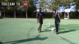 VIDEO / De Jong avverte Balotelli che fa il fenomeno con Touzani. E poi infatti viene steso