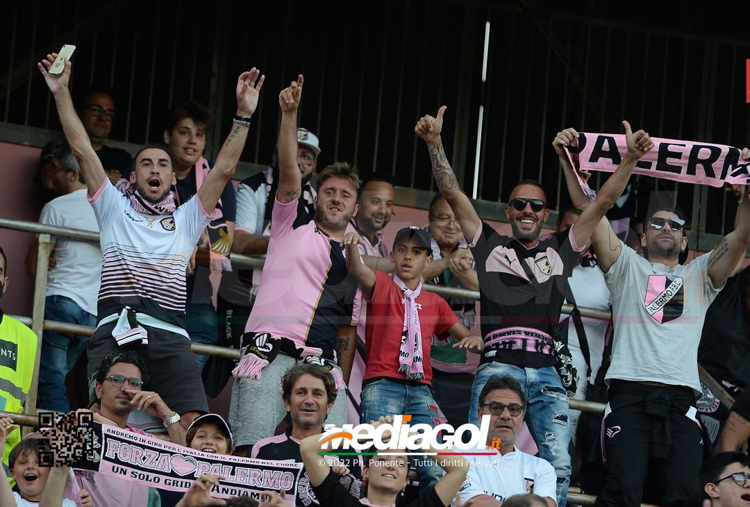 Fototifo, i tifosi allo stadio per Palermo-Feralpisaló 1-0 (gallery) - immagine 160