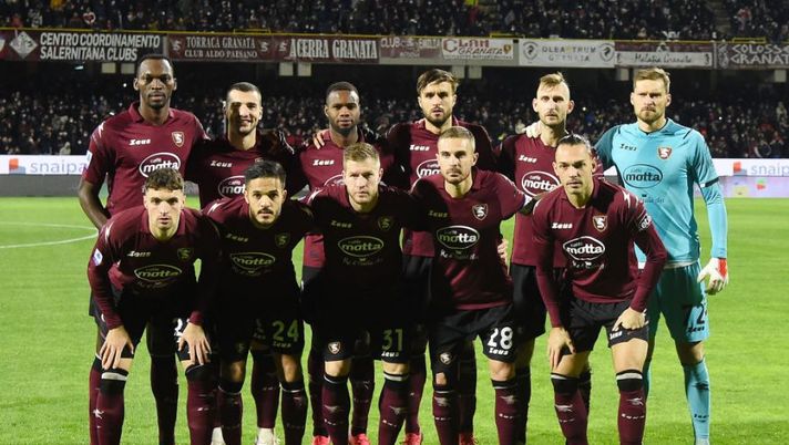 SALERNO, ITALY - NOVEMBER 30: US Salernitana team before the Serie A match between US Salernitana v Juventus at Stadio Arechi on November 30, 2021 in Salerno, Italy. (Photo by Francesco Pecoraro/Getty Images) Presidente Salernitana: “Allo stato attuale è difficile che si giochi col Napoli” - immagine 1