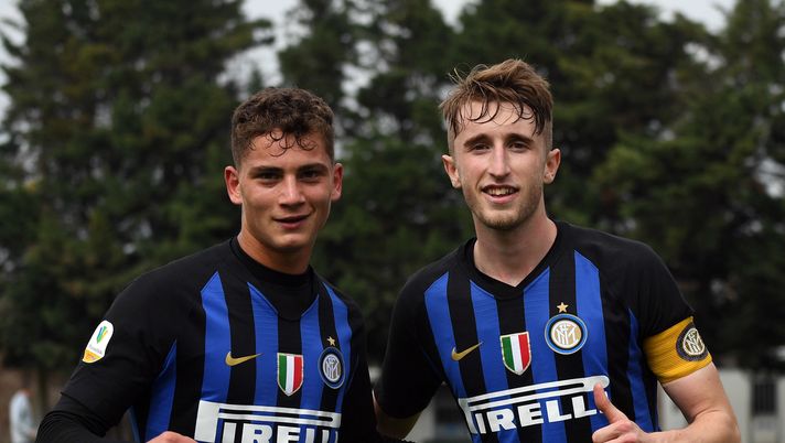 SESTO SAN GIOVANNI, ITALY - APRIL 06:  Sebastiano Esposito (L) and Ryan Nolan of FC Internazionale celebrate after the end of the Serie A Primavera match between FC Internazionale U19 and AC Milan U19 at Stadio Breda on April 6, 2019 in Sesto San Giovanni, Italy.  (Photo by Claudio Villa - Inter/Inter via Getty Images) 