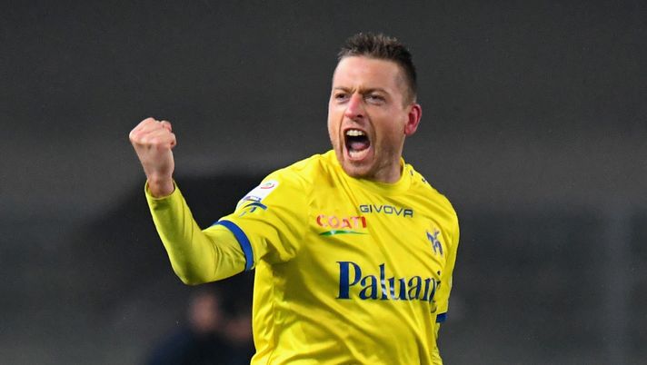 VERONA, ITALY - FEBRUARY 17:  Emanuele Giaccherini AC Chievo Verona celebrates after scoring the opening goal during the serie A match between AC Chievo Verona and Cagliari Calcio at Stadio Marc'Antonio Bentegodi on February 17, 2018 in Verona, Italy.  (Photo by Alessandro Sabattini/Getty Images) 