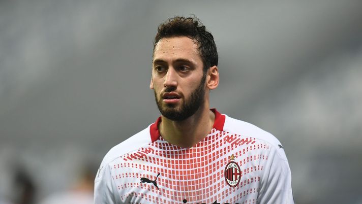 Hakan Calhanoglu (centrocampista AC Milan) durante Sassuolo-Milan 1-2 (Serie A 2020-2021) | AC Milan News (Getty Images)