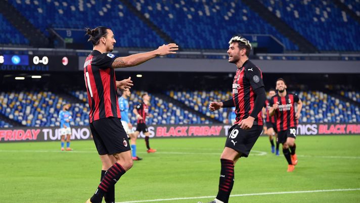 Zlatan Ibrahimovic e Theo Hernández (attaccante e difensore AC Milan) esultano per il gol dello svedese in Napoli-Milan (Serie A 2020-2021) | AC Milan News (Getty Images)