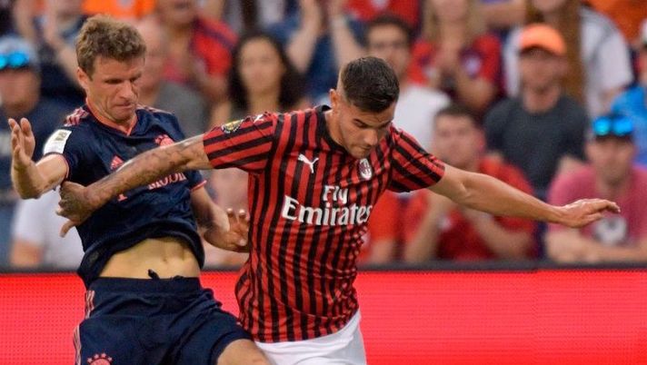Bayern Munich's Thomas Muller (L) fights for the ball with Milan's Theo Hernandez during their International Champions Cup football match between Fc Bayern and AC Milan at Children's Mercy Park in Kansas City, Kansas on July 23, 2019. (Photo by Tim VIZER / AFP) (Photo credit should read TIM VIZER/AFP/Getty Images) Giampaolo ha scelto su Hernandez: la sua idea tra Theo e Ricardo Rodriguez - immagine 1