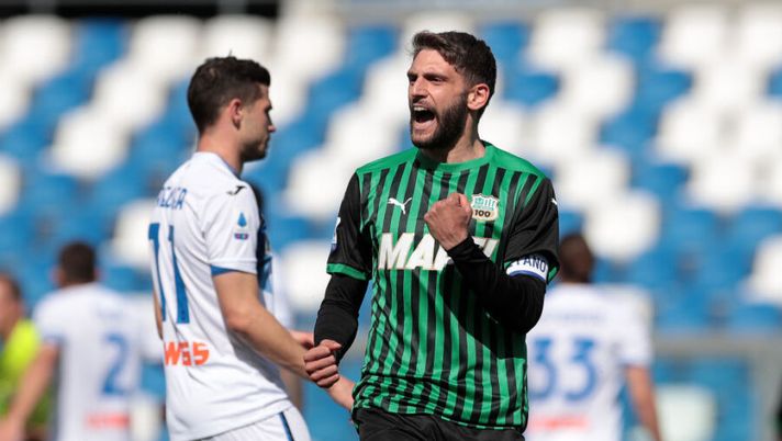 REGGIO NELL'EMILIA, ITALY - MAY 02: Domenico Berardi of U.S. Sassuolo Calcio celebrates after scoring their side's first goal from the penalty spot during the Serie A match between US Sassuolo and Atalanta BC at Mapei Stadium - Città del Tricolore on May 02, 2021 in Reggio nell'Emilia, Italy. Sporting stadiums around Italy remain under strict restrictions due to the Coronavirus Pandemic as Government social distancing laws prohibit fans inside venues resulting in games being played behind closed doors. (Photo by Emilio Andreoli/Getty Images) Berardi: “Ho rifiutato un top club, vi spiego il motivo! Ora valuterei la chiamata. E il rigorista…” - immagine 1
