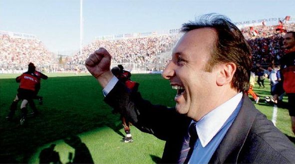  23 maggio 1999, Alberto Zaccheroni festeggia lo Scudetto con il Milan (credits: gazzetta.it) 