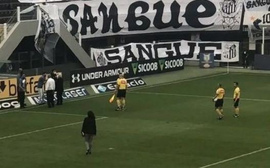 Tensione fra l'arbitro e i dirigenti del Santos Tensione fra l'arbitro e i dirigenti del Santos