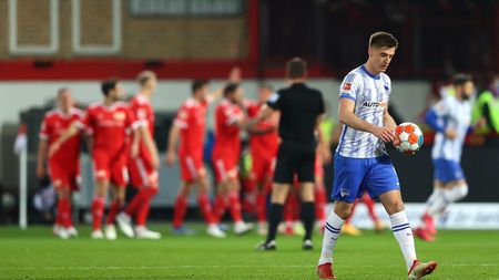 BERLIN, GERMANY - NOVEMBER 20: Krzysztof Piatek of Hertha Berlin reacts after 1.FC Union Berlin scored their sides first goal during the Bundesliga match between 1. FC Union Berlin and Hertha BSC at Stadion An der Alten Foersterei on November 20, 2021 in Berlin, Germany. (Photo by Martin Rose/Getty Images)