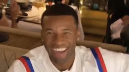 VIDEO – Wijnaldum, festa ad Amsterdam per i 32 anni. E nel locale parte il suo coro