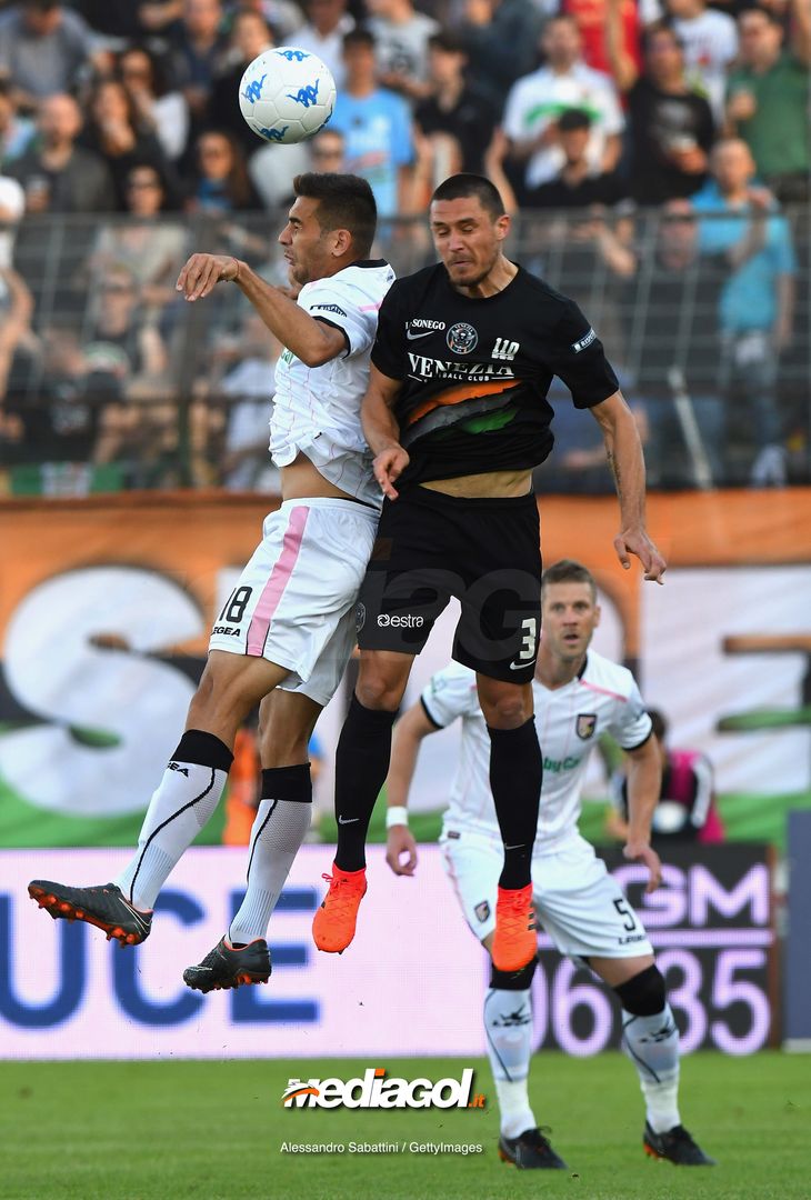  VENICE, ITALY - APRIL 27:  Ivaylo Chochev of US Citta di Palermo competes for the ball whit Matteo Bruscagin of Venezia FC during the serie B match between Venezia FC and US Citta di Palermo at Stadio Pier Luigi Penzo on April 27, 2018 in Venice, Italy.  (Photo by Alessandro Sabattini/Getty Images) 