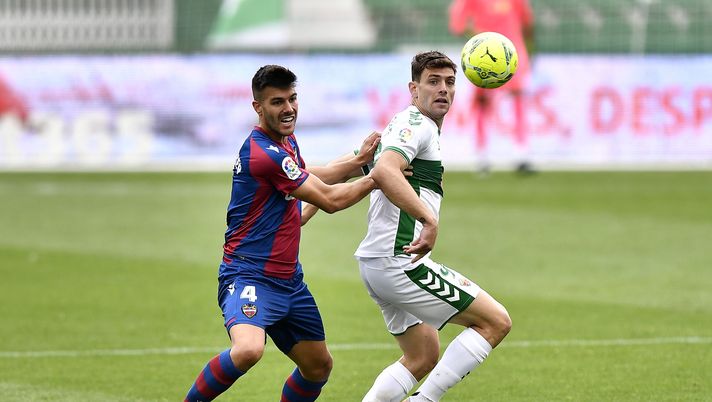 ELCHE, SPAIN - APRIL 24: Rober Pier of Levante UD and Lucas Boye of Elche CF battle for possession during the La Liga Santander match between Elche CF and Levante UD at Estadio Martinez Valero on April 24, 2021 in Elche, Spain. Sporting stadiums around Spain remain under strict restrictions due to the Coronavirus Pandemic as Government social distancing laws prohibit fans inside venues resulting in games being played behind closed doors. (Photo by Aitor Alcalde/Getty Images) ELCHE, SPAIN - APRIL 24: Rober Pier of Levante UD and Lucas Boye of Elche CF battle for possession during the La Liga Santander match between Elche CF and Levante UD at Estadio Martinez Valero on April 24, 2021 in Elche, Spain. Sporting stadiums around Spain remain under strict restrictions due to the Coronavirus Pandemic as Government social distancing laws prohibit fans inside venues resulting in games being played behind closed doors. (Photo by Aitor Alcalde/Getty Images)