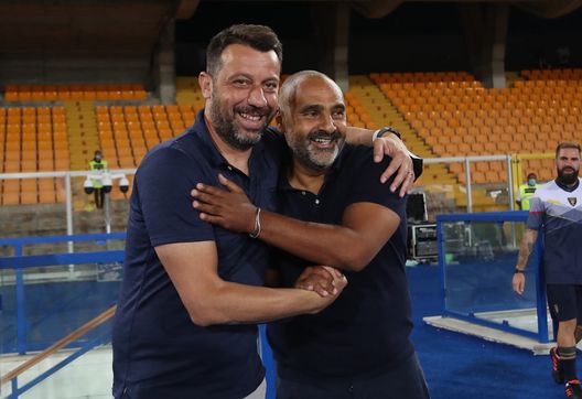 LECCE, ITALY - AUGUST 02: Head coach of Parma, Roberto D'Aversa (L) hugs Fabio Liverani, head coach of Lecce during the Serie A match between US Lecce and Parma Calcio at Stadio Via del Mare on August 02, 2020 in Lecce, Italy. (Photo by Maurizio Lagana/Getty Images) LECCE, ITALY - AUGUST 02: Head coach of Parma, Roberto D'Aversa (L) hugs Fabio Liverani, head coach of Lecce during the Serie A match between US Lecce and Parma Calcio at Stadio Via del Mare on August 02, 2020 in Lecce, Italy. (Photo by Maurizio Lagana/Getty Images)