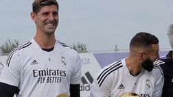 Real Madrid, Benzema e Courtois mostrano i trofei alla squadra (VIDEO)