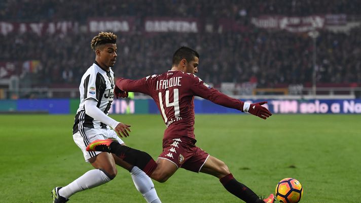 TURIN, ITALY - DECEMBER 11:  Iago Falque (R) of FC Torino in action against Mario Lemina of Juventus FC during the Serie A match between FC Torino and Juventus FC at Stadio Olimpico di Torino on December 11, 2016 in Turin, Italy.  (Photo by Valerio Pennicino/Getty Images) 
