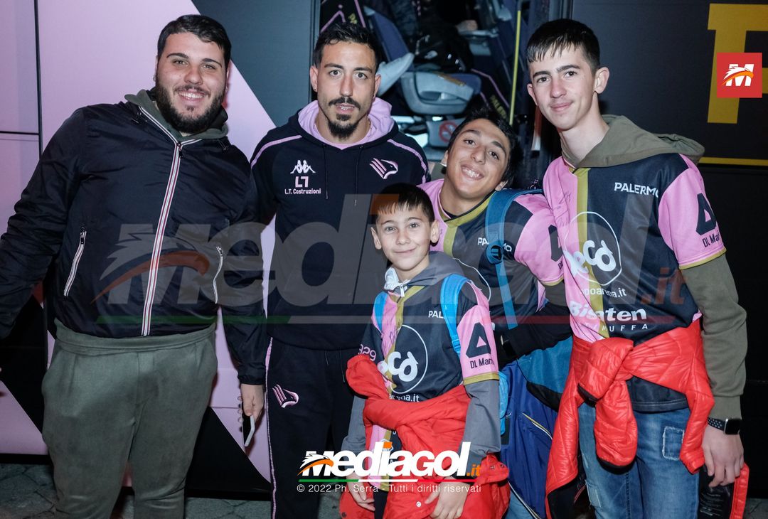 FOTO Perugia-Palermo, i rosanero in partenza dallo stadio “Renzo Barbera” (Gallery) - immagine 33