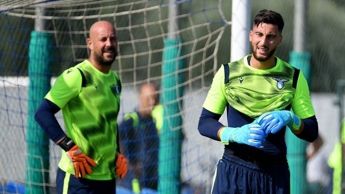 ROME, ITALY - SEPTEMBER 09: Pepe Reina and Thomas Strakosha of SS Lazio during the SS Lazio training session at the Fornello Center on September 09, 2020 in Rome, Italy. (Photo by Marco Rosi - SS Lazio/Getty Images) Lazio News – Il dilemma di Sarri: Strakosha o Reina? - immagine 1