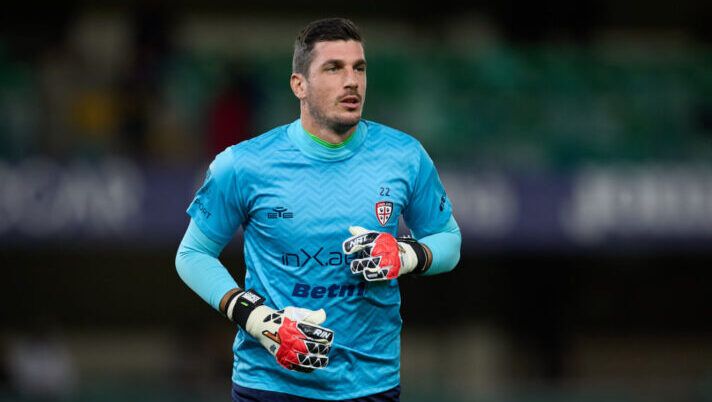 VERONA, ITALY - DECEMBER 23: Simone Scuffet of Cagliari Calcio warms up prior to the Serie A TIM match between Hellas Verona FC and Cagliari Calcio at Stadio Marcantonio Bentegodi on December 23, 2023 in Verona, Italy. (Photo by Francesco Scaccianoce/Getty Images) Portieri, tutte le gerarchie dal primo al terzo per l’asta e non solo: la gestione e i casi dubbi - immagine 1