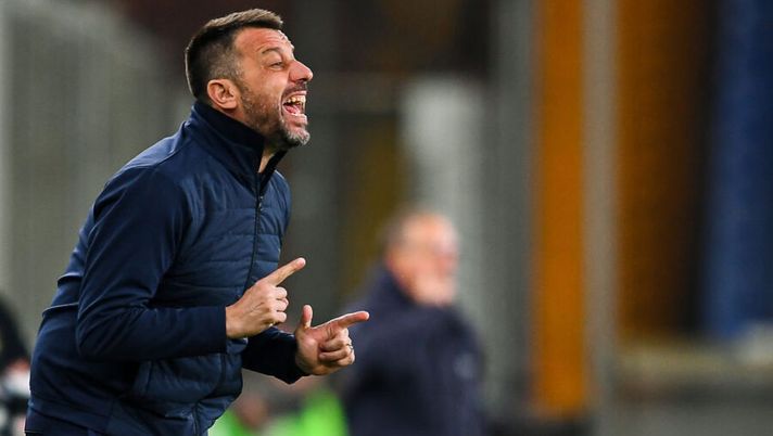 GENOA, ITALY - OCTOBER 27: Roberto D'Aversa head coach of Sampdoria in action during the Serie A match between UC Sampdoria and Atalanta BC at Stadio Luigi Ferraris on October 27, 2021 in Genoa, Italy. (Photo by Getty Images) D’Aversa: “Come sta Ekdal. Non so quando torna Damsgaard, chiedete ai medici” - immagine 1