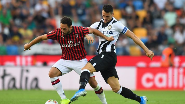 25 agosto 2019, Udinese-Milan 1-0: Hakan Calhanoglu e Kevin Lasagna (credits: GETTY Images) 