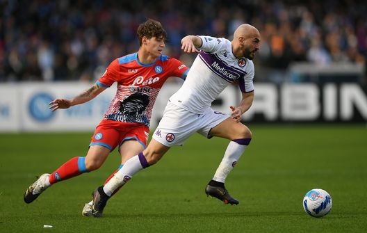 NAPLES, ITALY - APRIL 10: Riccardo Saponara of Fiorentina holds off Alessandro Zanoli of SSC Napoli during the Serie A match between SSC Napoli and ACF Fiorentina at Stadio Diego Armando Maradona on April 10, 2022 in Naples, Italy. (Photo by Francesco Pecoraro/Getty Images) Ex Ds Spezia: “Saponara talento cristallino, ha ritrovato la sua dimensione”- immagine 2