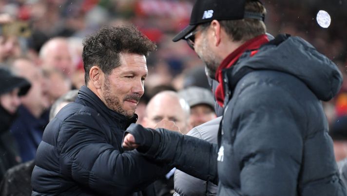 LIVERPOOL, ENGLAND - MARCH 11: Diego Simeone, Manager of Atletico Madrid and Jurgen Klopp, Manager of Liverpool bump elbows prior to the UEFA Champions League round of 16 second leg match between Liverpool FC and Atletico Madrid at Anfield on March 11, 2020 in Liverpool, United Kingdom. (Photo by Laurence Griffiths/Getty Images) Inghilterra, critiche a Simeone: “Deve rispettare Klopp. È stato meschino, non dare la mano è da codardi” - immagine 1