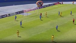 VIDEO / Autogol incredibile: il portiere non guarda la palla…