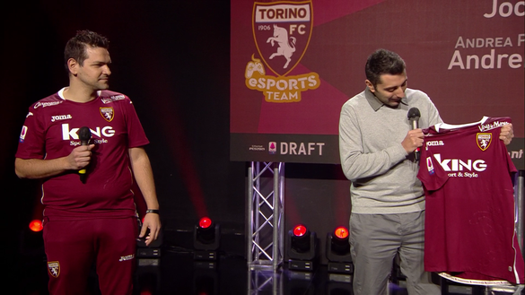  Alessandro Impero (sinistra) consegna la maglia granata a Carlo Mastrodonato al Draft 