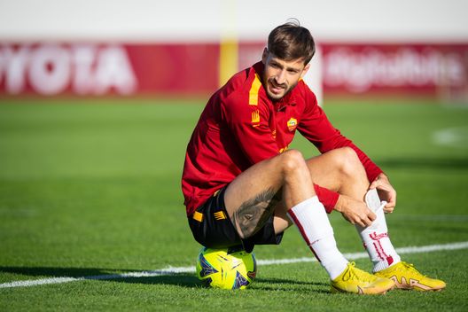 (Photo by Fabio Rossi/AS Roma via Getty Images) Roma, Mourinho perde un altro calciatore in vista del Napoli: ecco di chi si tratta- immagine 2