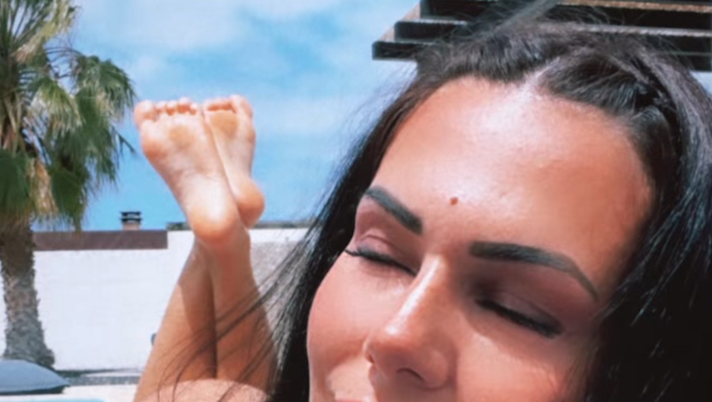 Erjona, la tintarella sexy fa sognare il web. Lato B super per la Sulejmani  Erjona, la tintarella sexy fa sognare il web. Lato B super per la Sulejmani - immagine 1