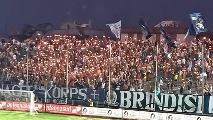 Scontri a Brindisi, dopo la vittoria del Foggia di Mancini: un poliziotto colpito, lanci di pietre e uso di lacrimogeni da parte della Polizia Scontri a Brindisi, dopo la vittoria del Foggia di Mancini: un poliziotto colpito, lanci di pietre e uso di lacrimogeni da parte della Polizia