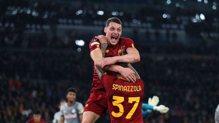 ROME, ITALY - FEBRUARY 23: Andrea Belotti with Leonardo Spinazzola of AS Roma celebrates after scoring the opening goal during the UEFA Europa League knockout round play-off leg two match between AS Roma and RB Salzburg at Stadio Olimpico on February 23, 2023 in Rome, Italy. (Photo by Paolo Bruno/Getty Images) Abraham, Dybala, Belotti, Wijnaldum, Spinazzola: tutto sulla formazione della Roma - immagine 1