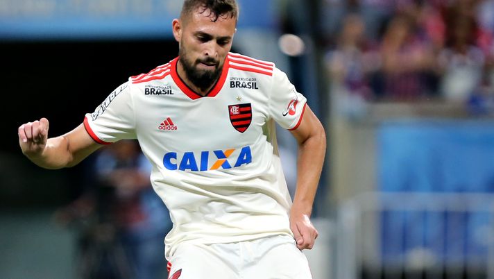 SALVADOR, BRAZIL - SEPTEMBER 29: Leo Duarte of Flamengo controls the ball during a match between Bahia and Flamengo as part of Brasileirao Series A 2018 at Arena Fonte Nova on September 29, 2018 in Salvador, Brazil. (Photo by Felipe Oliveira/Getty Images) 