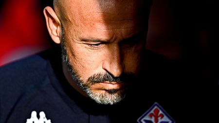 LA SPEZIA, ITALY - OCTOBER 30: Vincenzo Italiano head coach of Fiorentina looks on prior to kick-off in the Serie A match between Spezia Calcio and ACF Fiorentina at Stadio Alberto Picco on October 30, 2022 in La Spezia, Italy. (Photo by Simone Arveda/Getty Images)