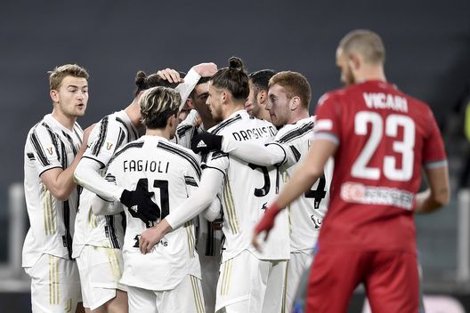 I giocatori della Juventus esultano dopo uno dei gol contro la SPAL I giocatori della Juventus esultano dopo uno dei gol contro la SPAL