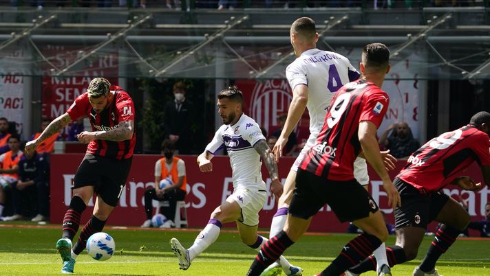 Theo Hernández (difensore AC Milan) al tiro durante Milan-Fiorentina (Serie A 2021-2022) | News (Getty Images) Theo Hernández AC Milan Milan-Fiorentina Serie A 2021-2022